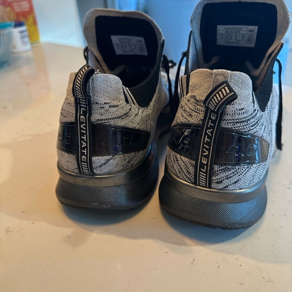 Men Brooks running levitate 4 Beige and Black Athletic Shoes - Picture 2 of 7